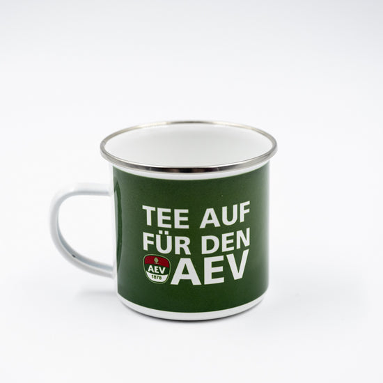 Grüne Tasse mit weißem "Tee auf für den AEV"-Schriftzug und kleinem AEV-Logo