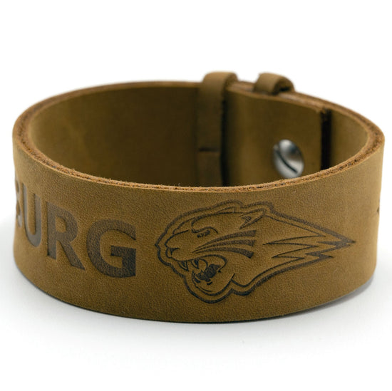 Hellbraunes Lederarmband mit Augsburg-Schriftzug und dem Pantherkopf daneben abgebildet.